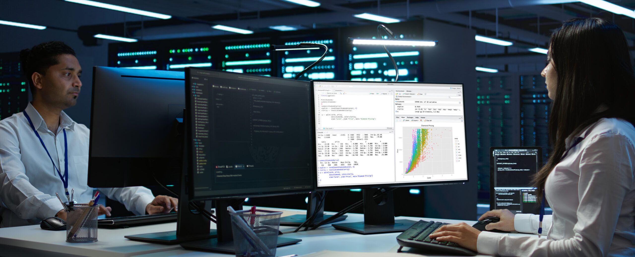 pessoa programando em linguagem R pelo computador