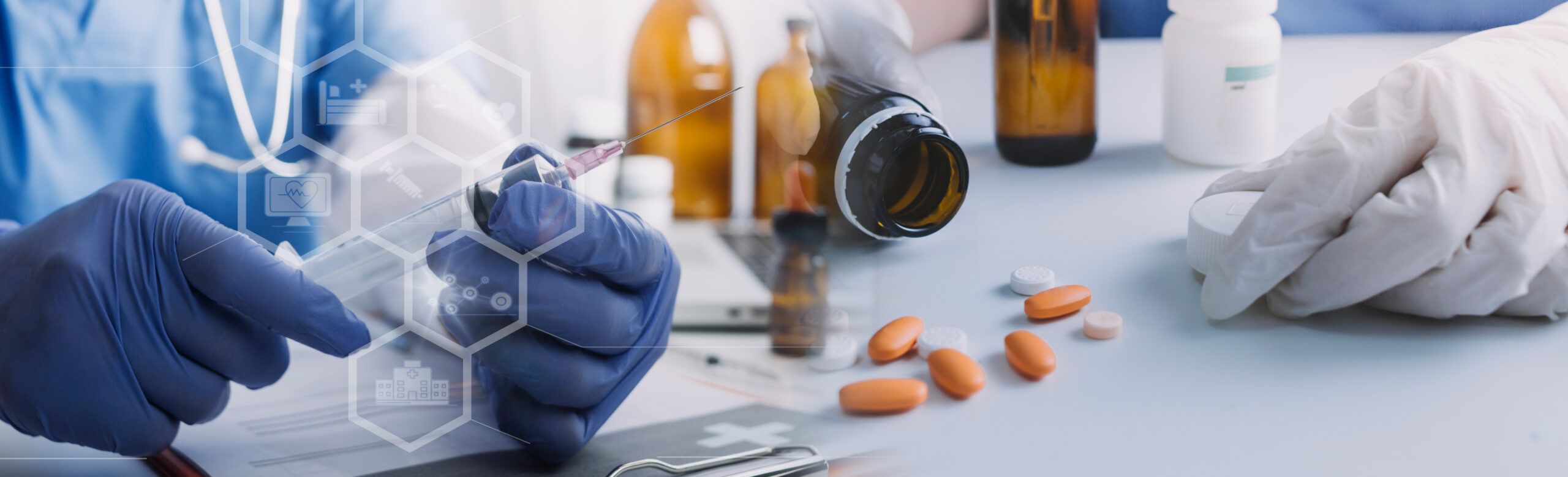 Especialização em Farmacologia Clínica - Pesquisador trabalhando na análise de medicamentos em laboratório