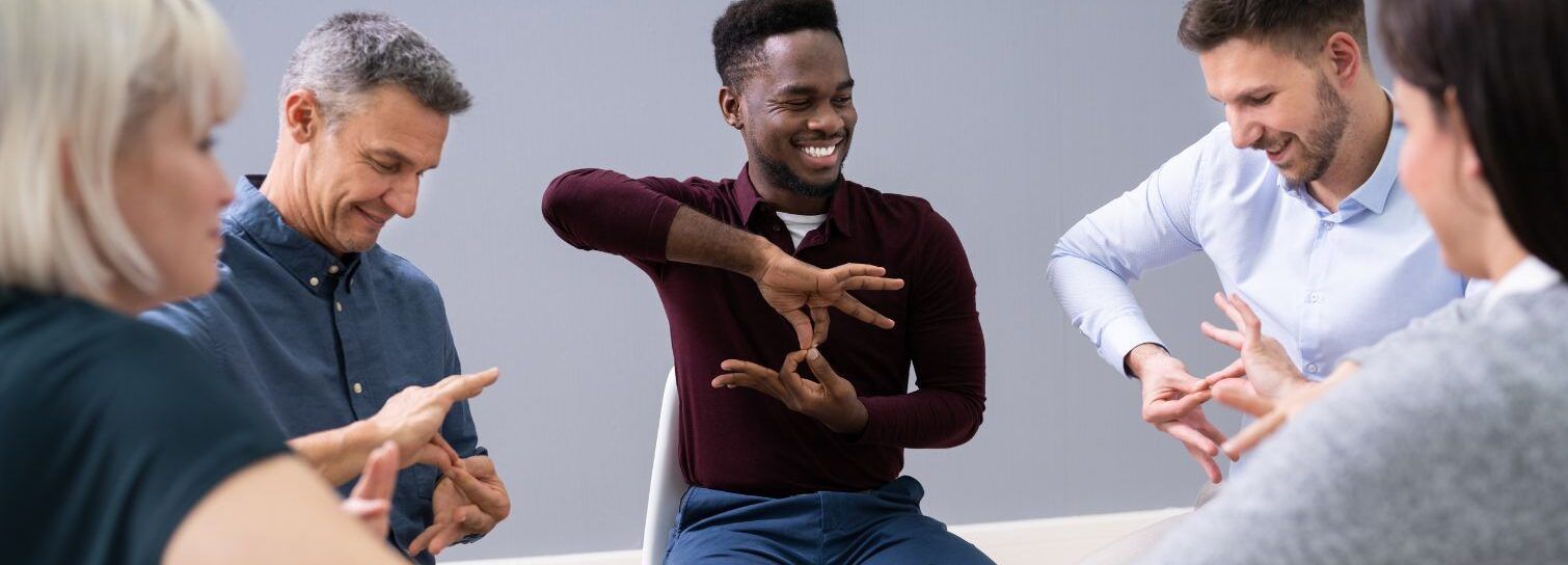 pessoas em sala aprendendo libras línguas de sinais