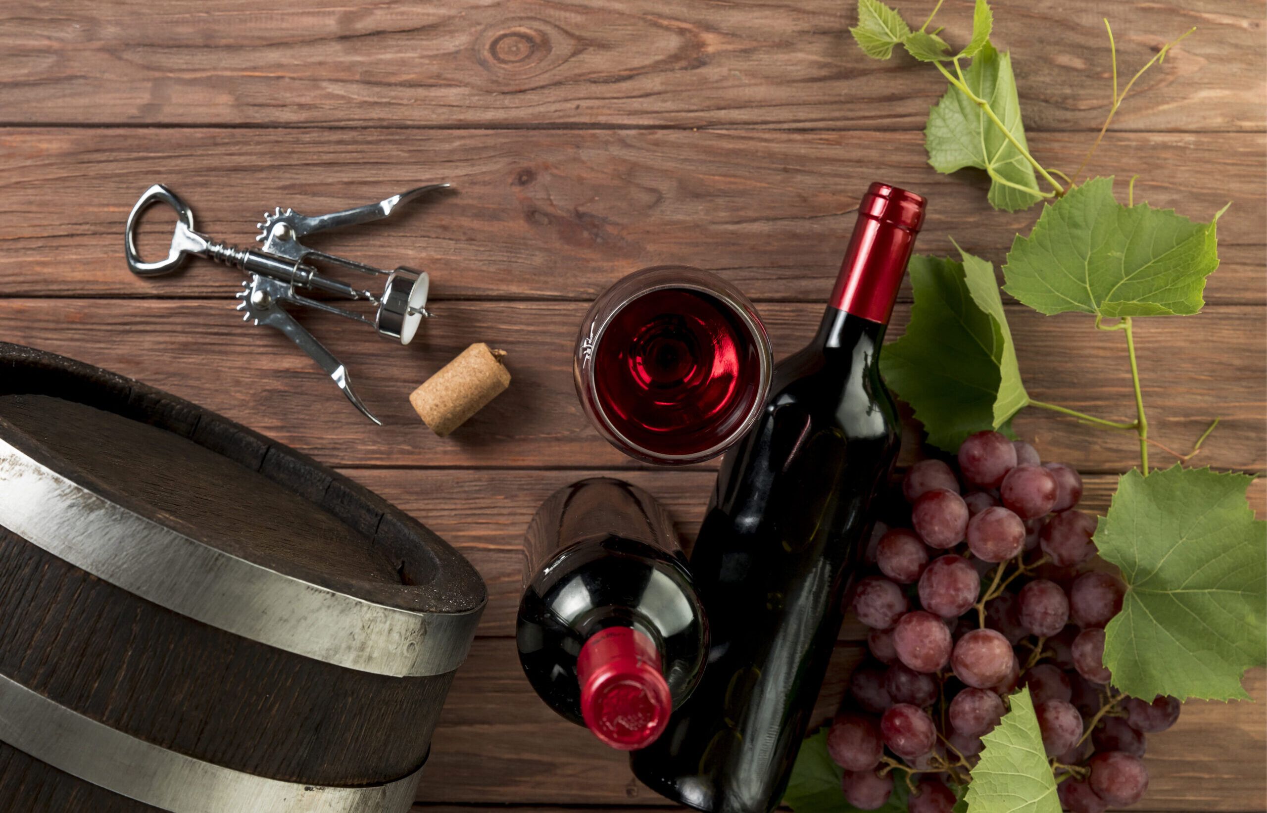 banner Vitivinicultura, Serviços e Produtos contendo garrafa de vinho, uvas sobre fundo de madeira.